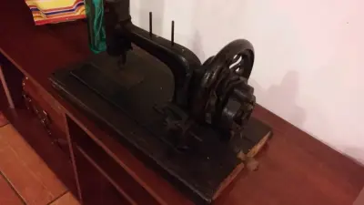 Máquina de coser antigua - miniatura 2