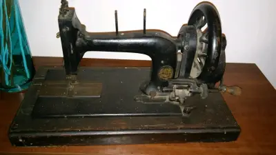 Máquina de coser antigua - miniatura 5