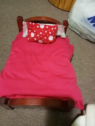 Cama de juguete de madera para muñecas barbie - miniatura 1