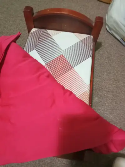 Cama de juguete de madera para muñecas barbie - miniatura 2