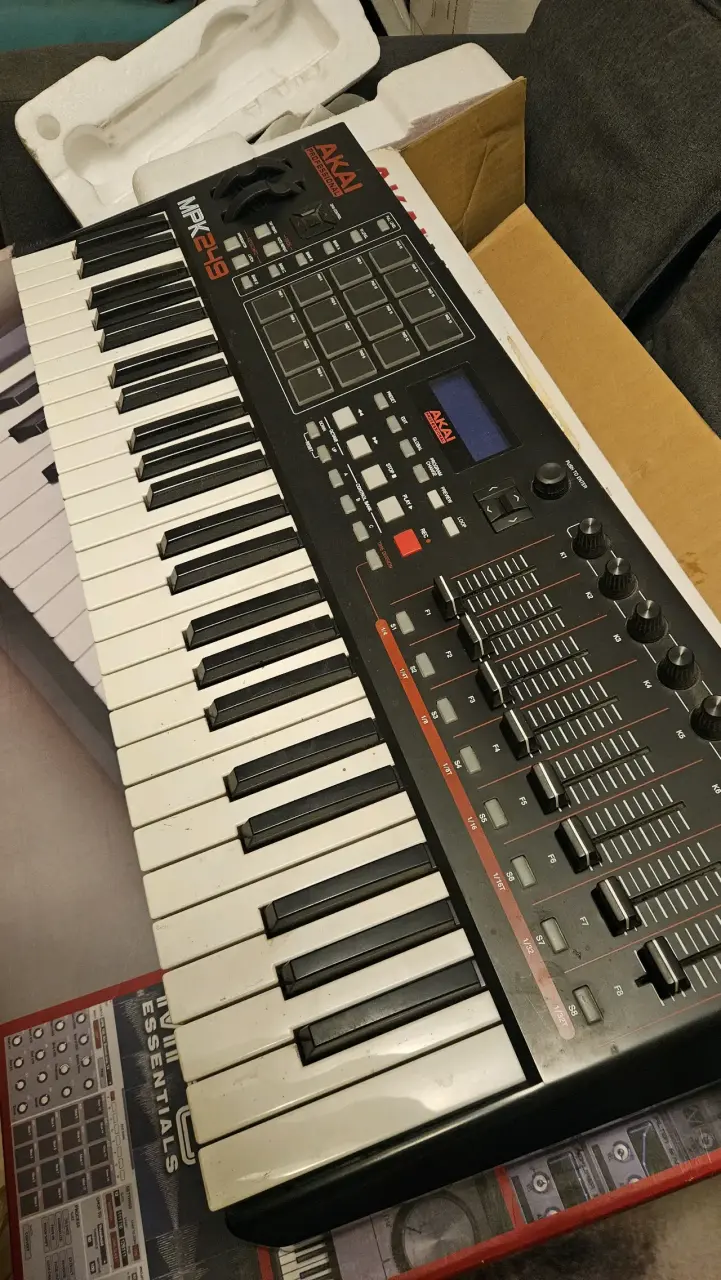 Teclado controlador MIDI usado - 3