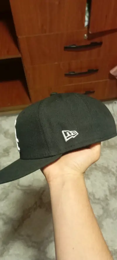 Gorra negra logo blanco - miniatura 2