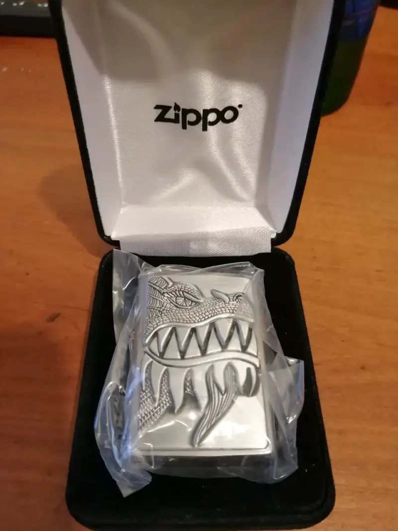 Encendedor Zippo dragón metálico - 1
