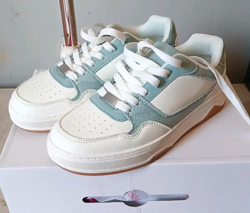 Zapatillas deportivas blancas y celestes