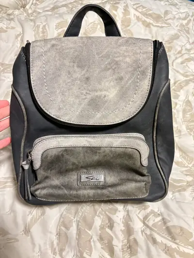 Mochila gris estilo casual - miniatura 1