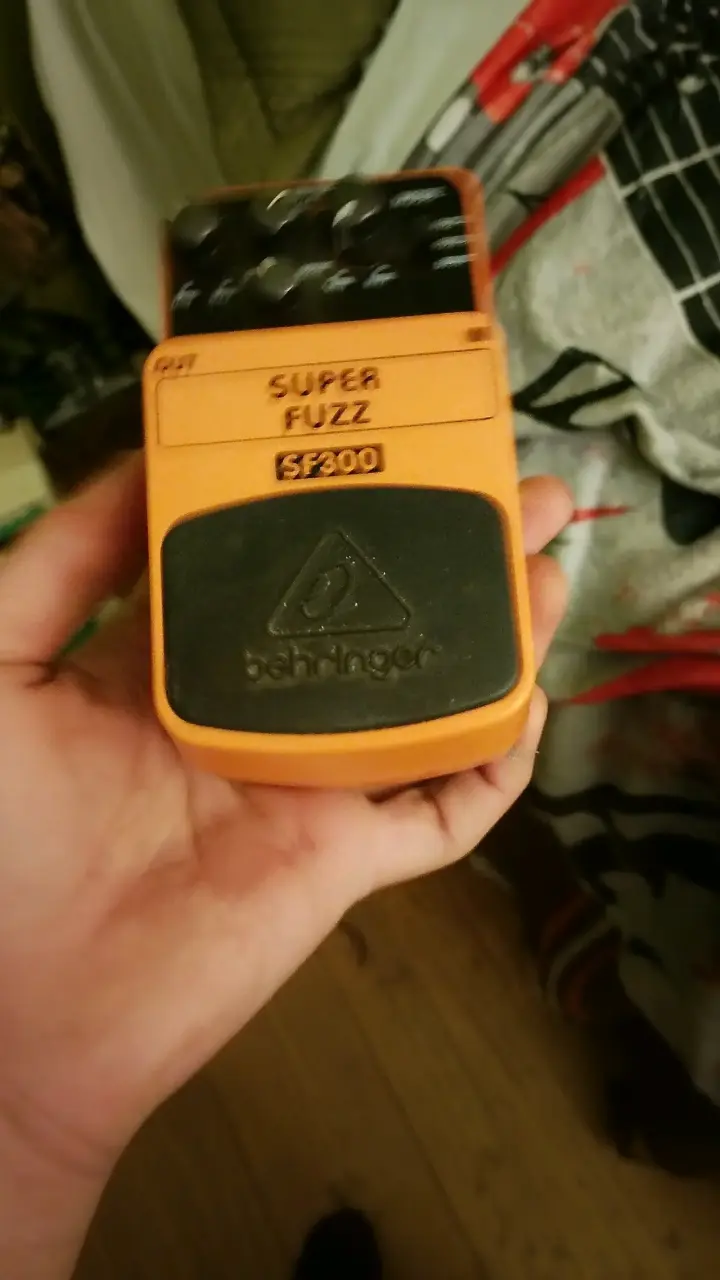 Pedal de efecto Behringer naranja super fuzz - 2