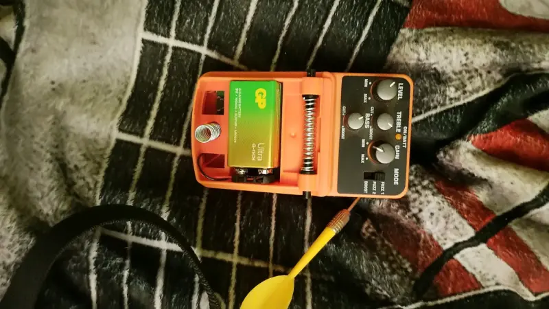 Pedal de efecto Behringer naranja super fuzz - 5