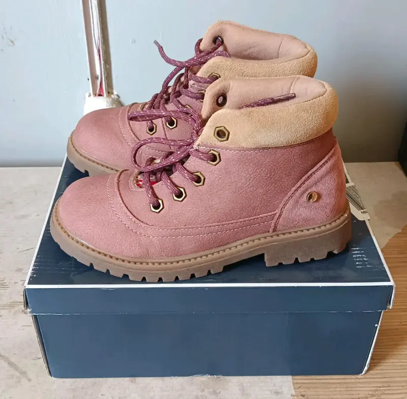 Botines rosados de gamuza