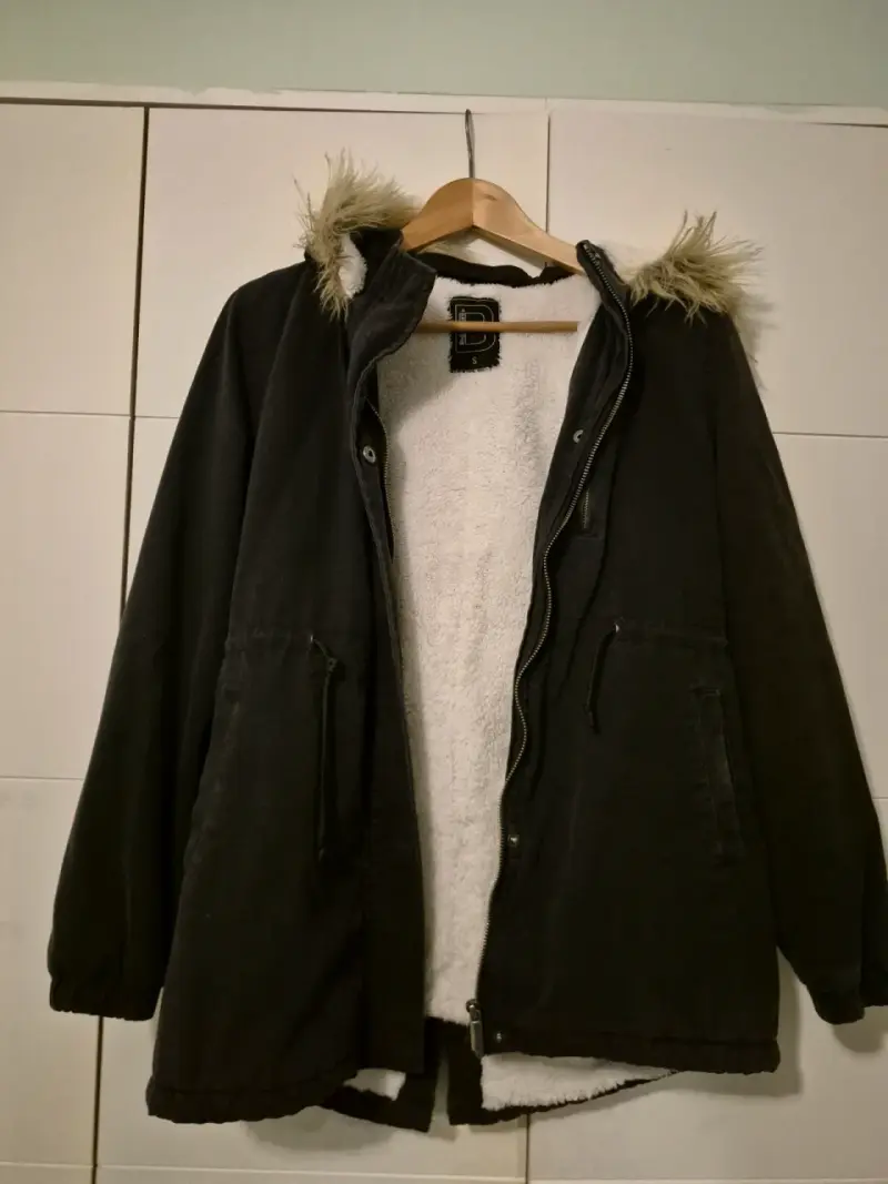 Parka negra con capucha de felpa - 1
