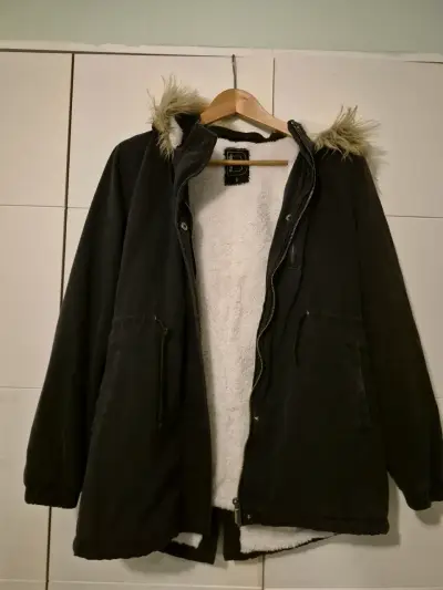 Parka negra con capucha de felpa - miniatura 1