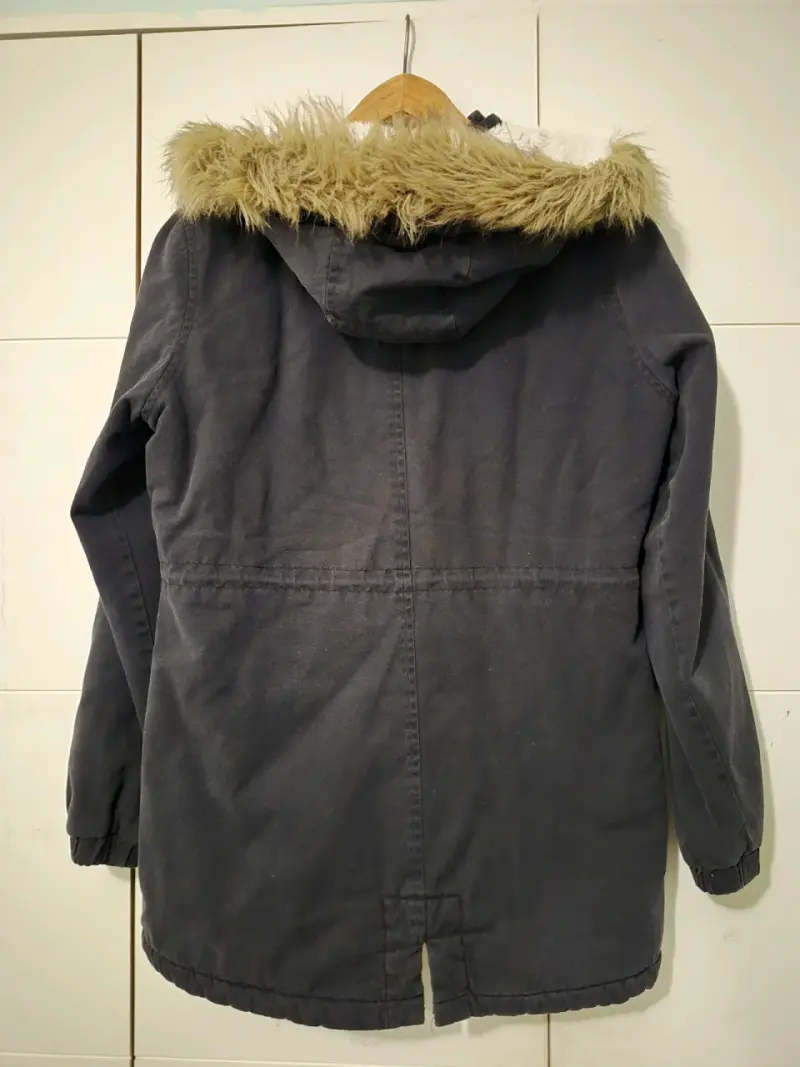 Parka negra con capucha de felpa - 2