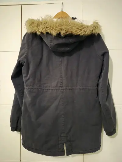 Parka negra con capucha de felpa - miniatura 2