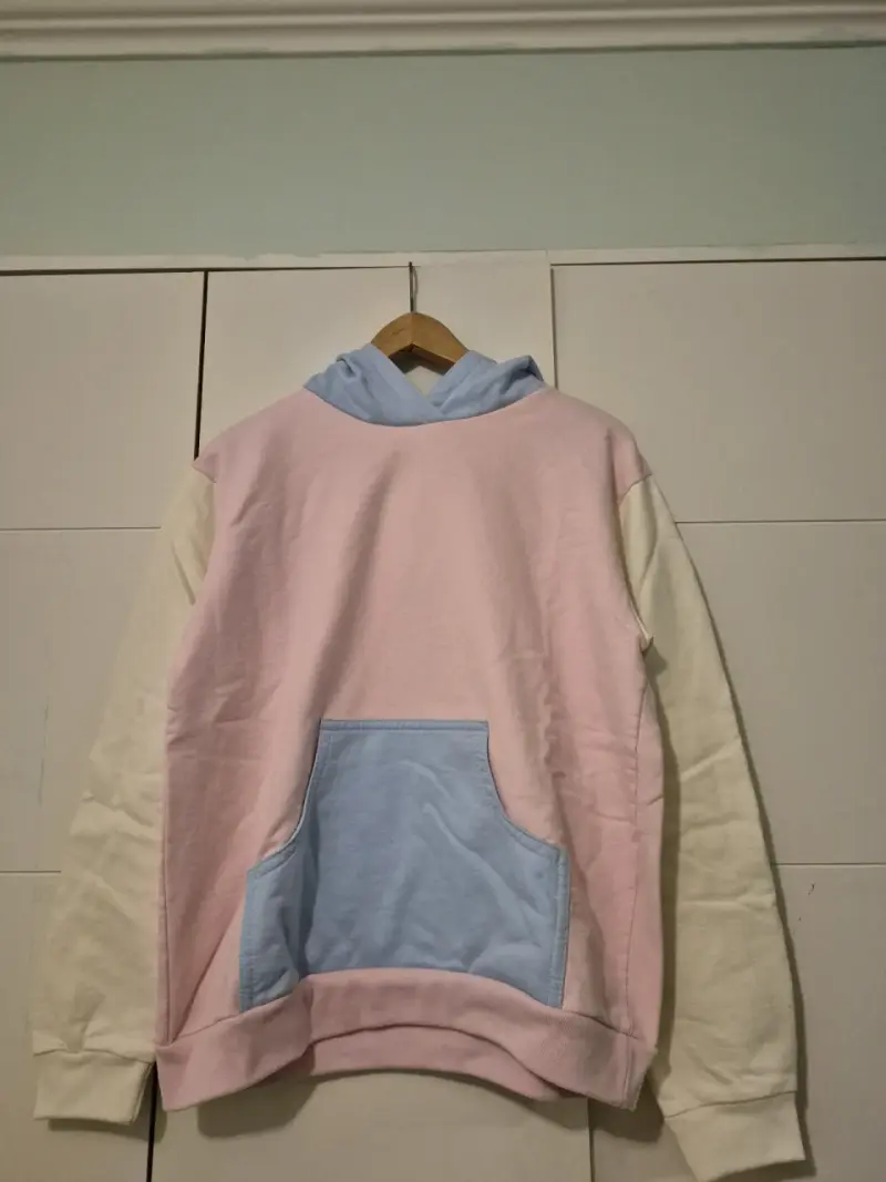 Polerón con capucha rosa pastel