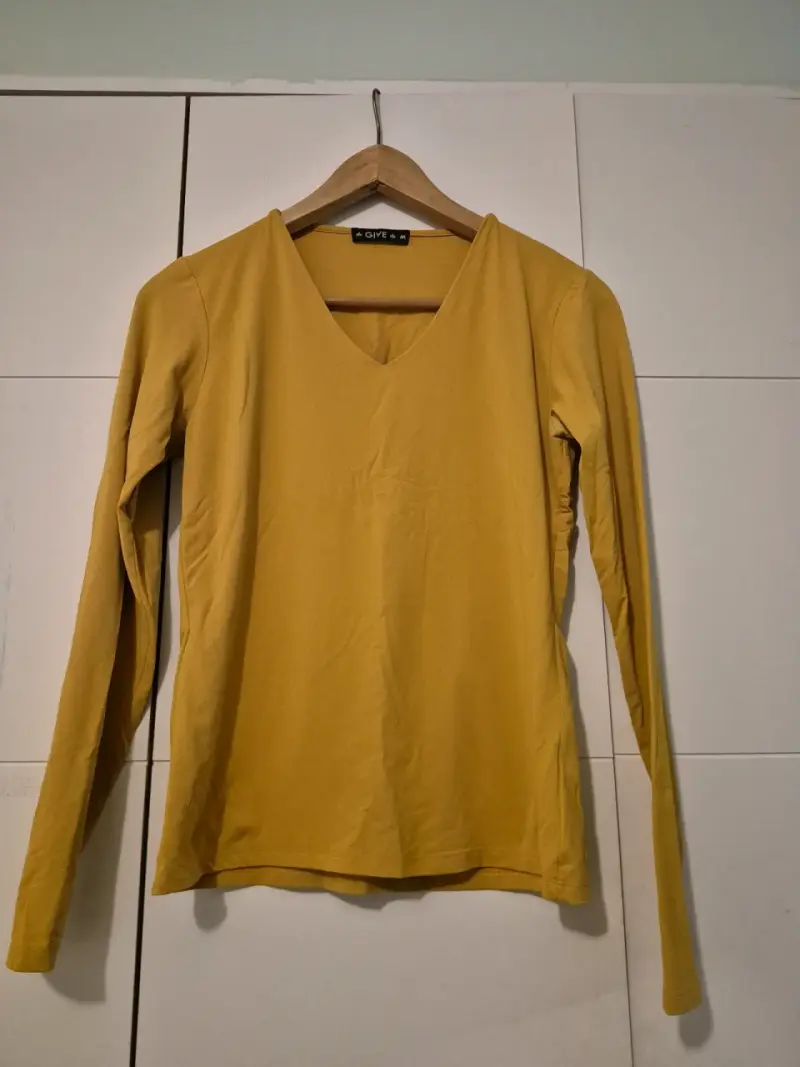 Polera amarilla manga larga