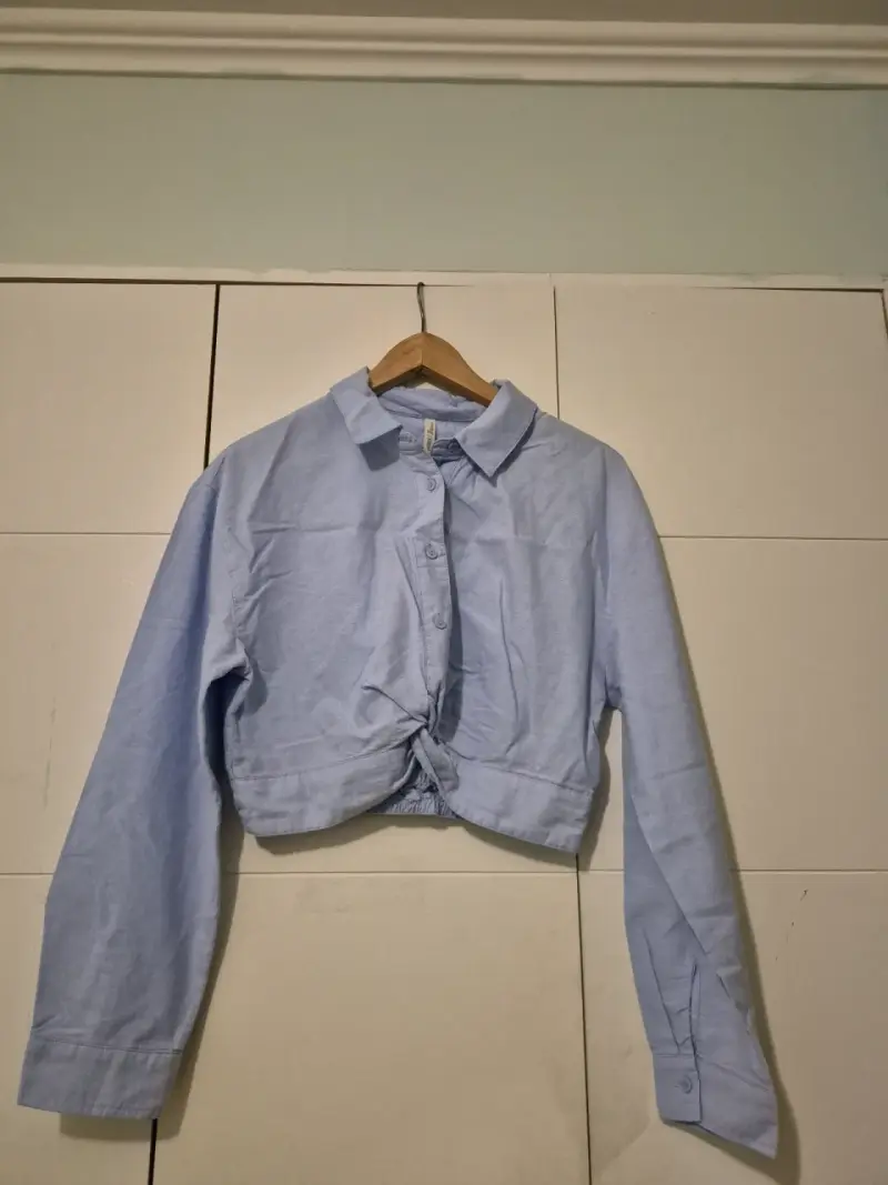 Blusa celeste nudo frontal