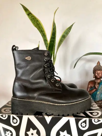 Botas negras de cuero grueso - miniatura 1