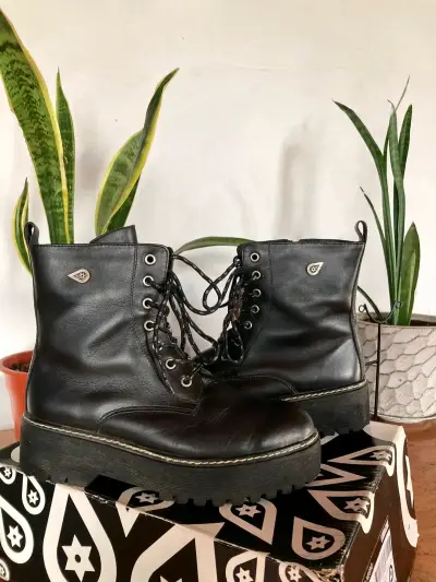 Botas negras de cuero grueso - miniatura 2