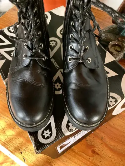 Botas negras de cuero grueso - miniatura 3
