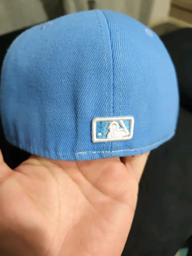 Gorra celeste con logo blanco - 4