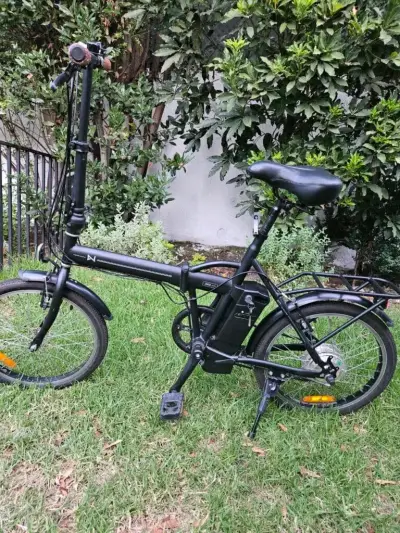 Bicicleta plegable negra eléctrica - miniatura 1