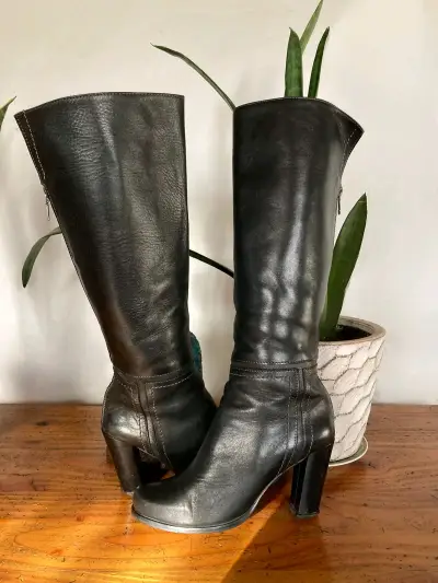 Botas negras de cuero - miniatura 2