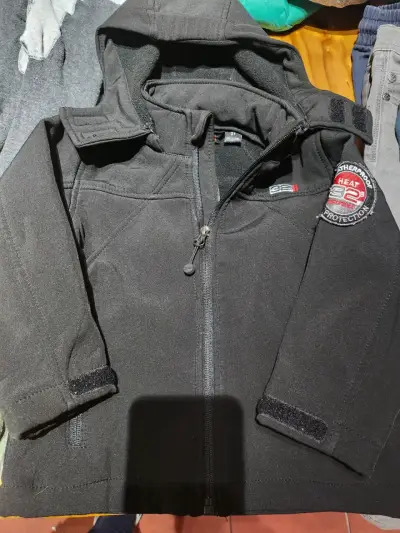 Chaqueta negra resistente al agua - miniatura 1
