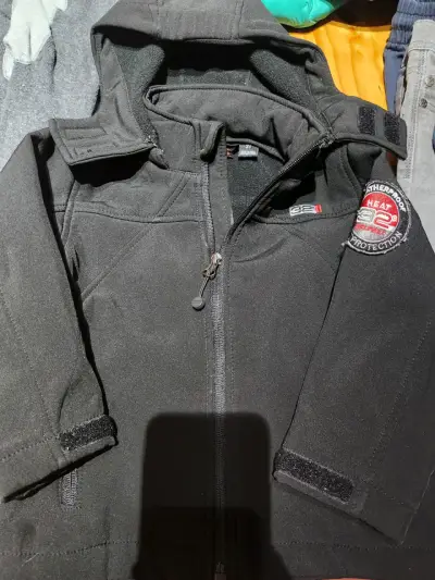 Chaqueta negra resistente al agua - miniatura 2