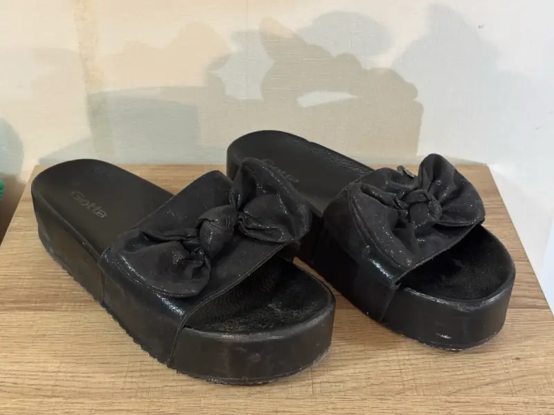 Sandalias negras con plataformas
