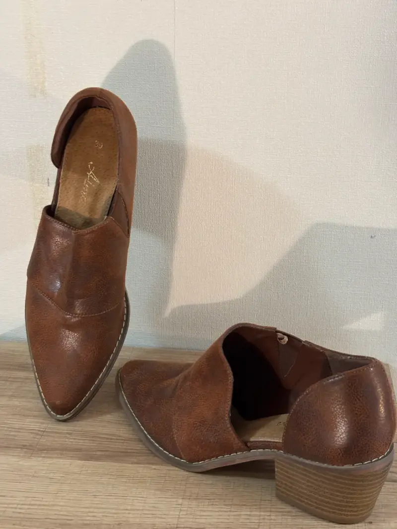 Botines café de cuero sintético