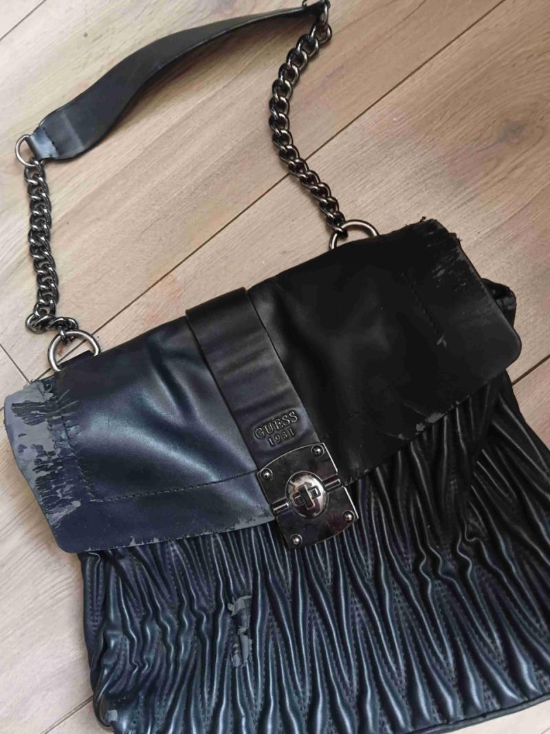 Cartera negra Guess con cadena - 1