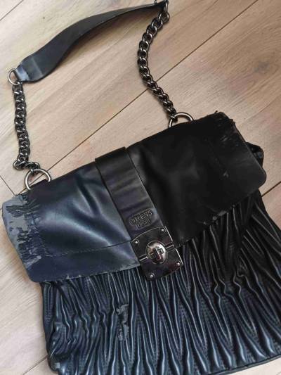 Cartera negra Guess con cadena - miniatura 1