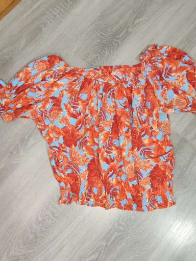 Blusa floral hombros descubiertos - miniatura 1