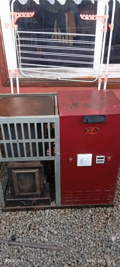 Estufa a pellets eléctrica roja usada - miniatura 1