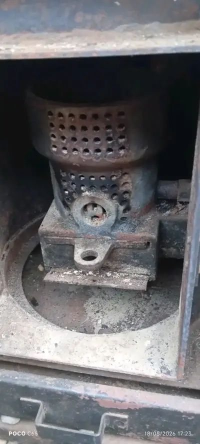 Estufa a pellets eléctrica roja usada - miniatura 2