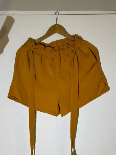 Shorts mostaza con cinturón - miniatura 1