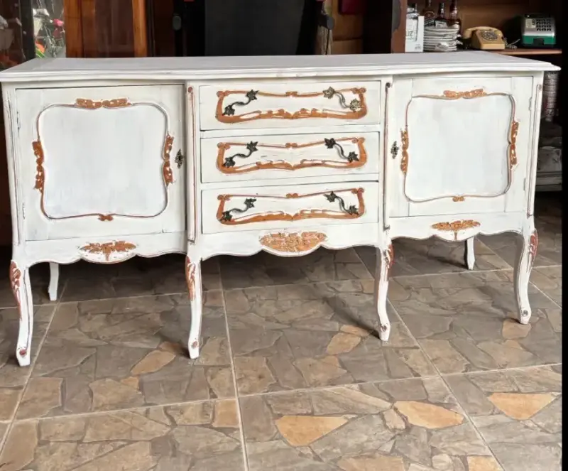 Aparador antiguo elegante blanco