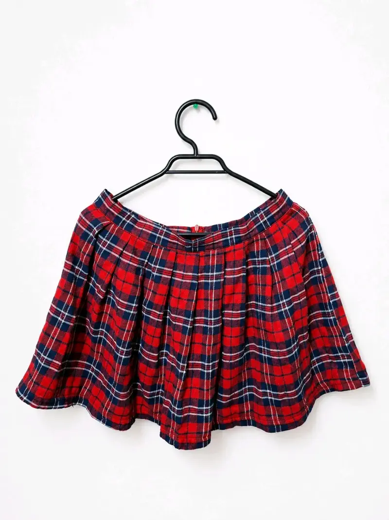 Falda escocesa roja