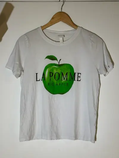 Polera blanca con estampado de manzana - miniatura 1