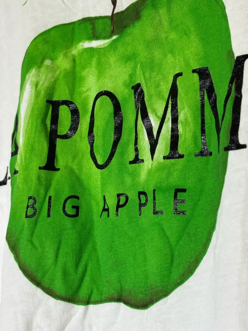 Polera blanca con estampado de manzana - 2