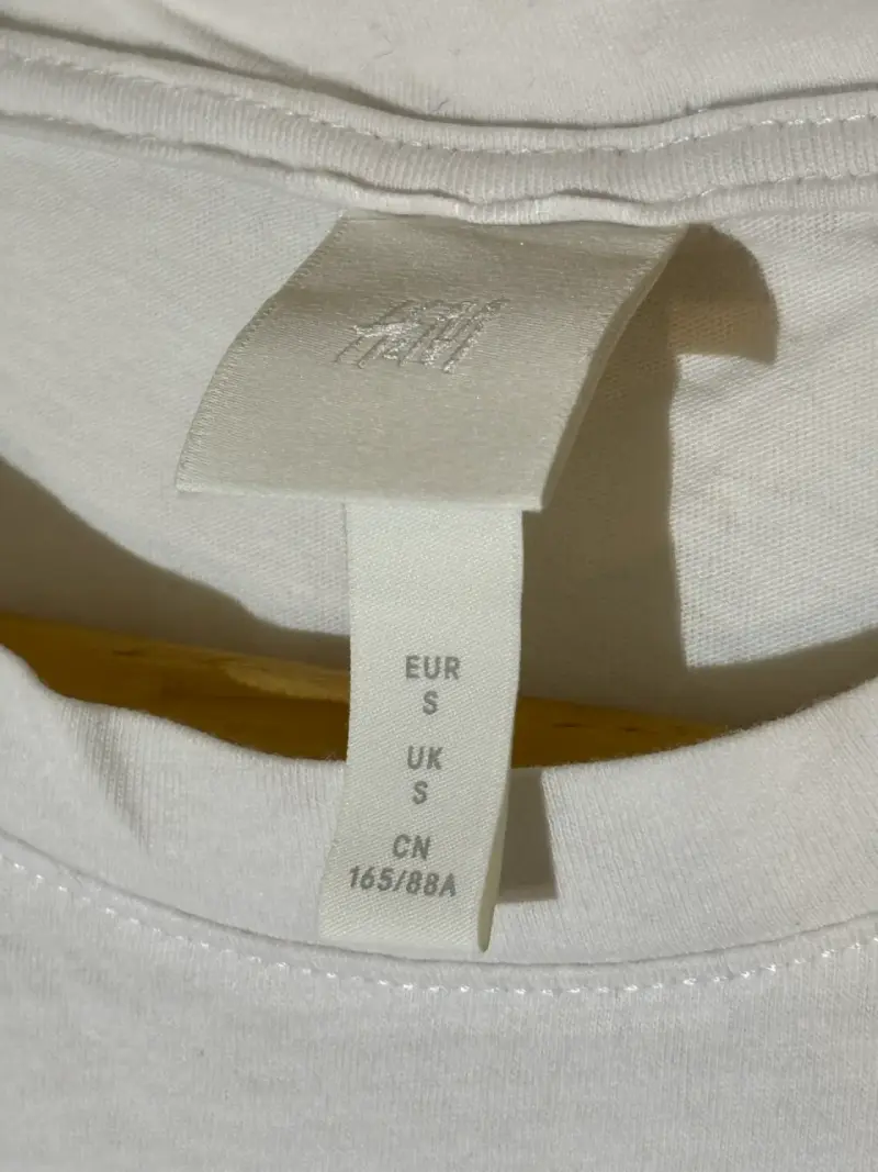Polera blanca con estampado de manzana - 3