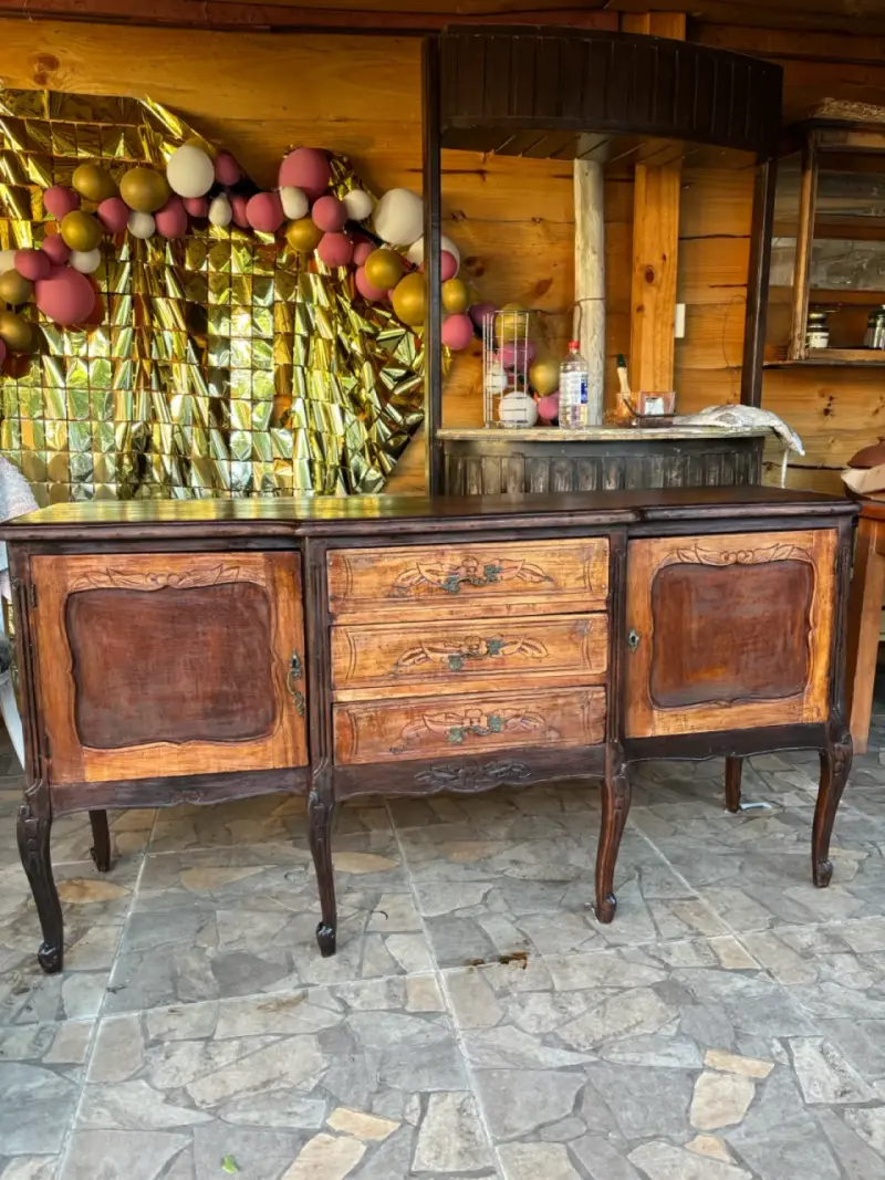 Bufé vintage de madera tallada