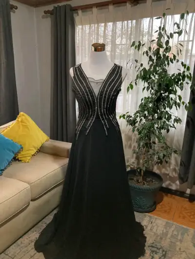 Vestido de fiesta negro. - miniatura 1