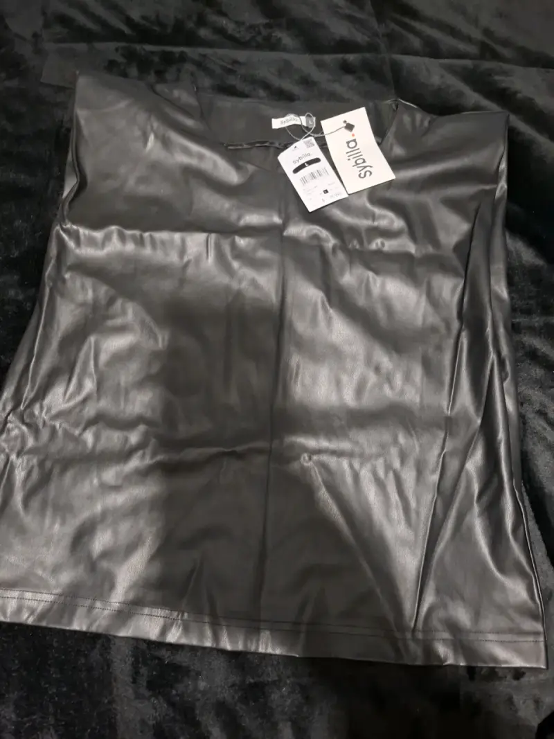 Blusa negra con etiqueta, eco cuero - 1