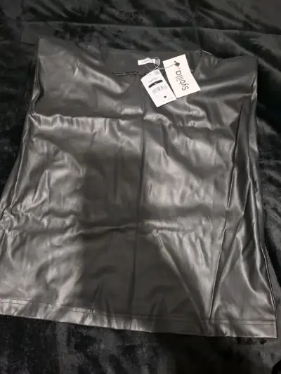 Blusa negra con etiqueta, eco cuero - miniatura 1