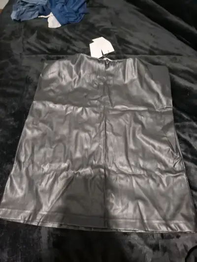 Blusa negra con etiqueta, eco cuero - miniatura 2
