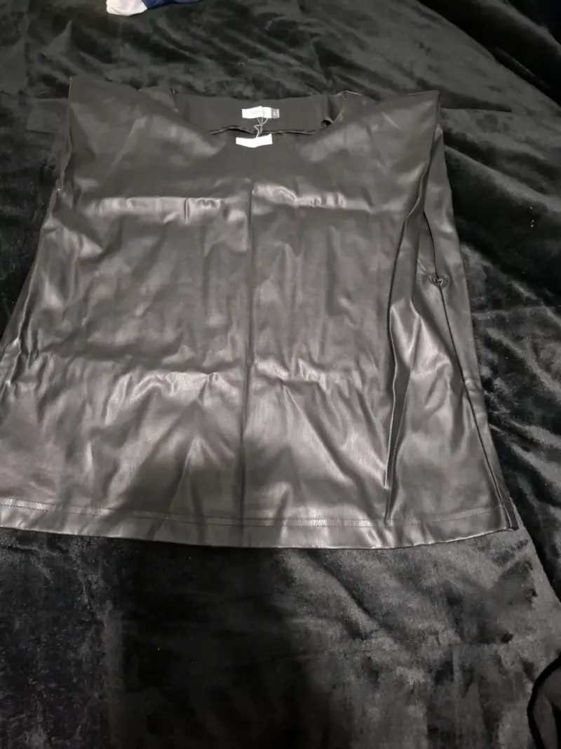 Blusa negra con etiqueta, eco cuero - 3