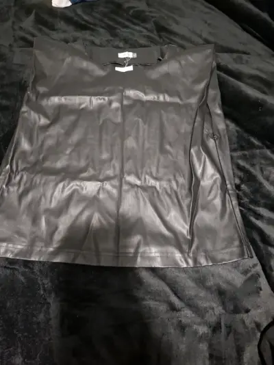 Blusa negra con etiqueta, eco cuero - miniatura 3