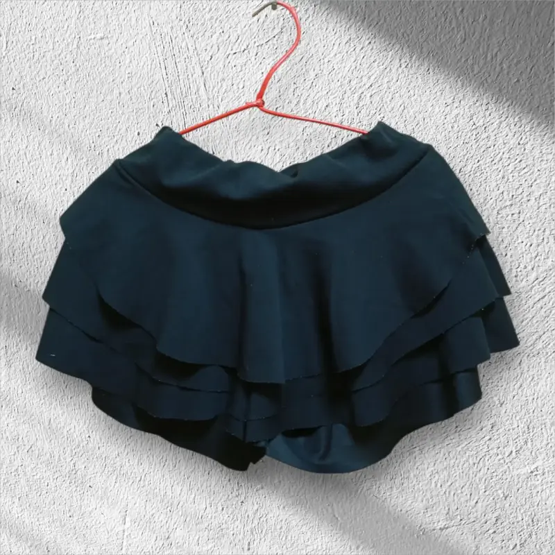 Falda corta negra con vuelos - 1