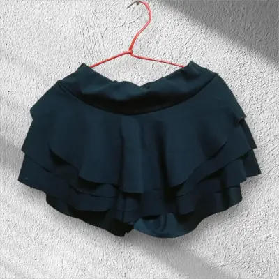 Falda corta negra con vuelos - miniatura 1