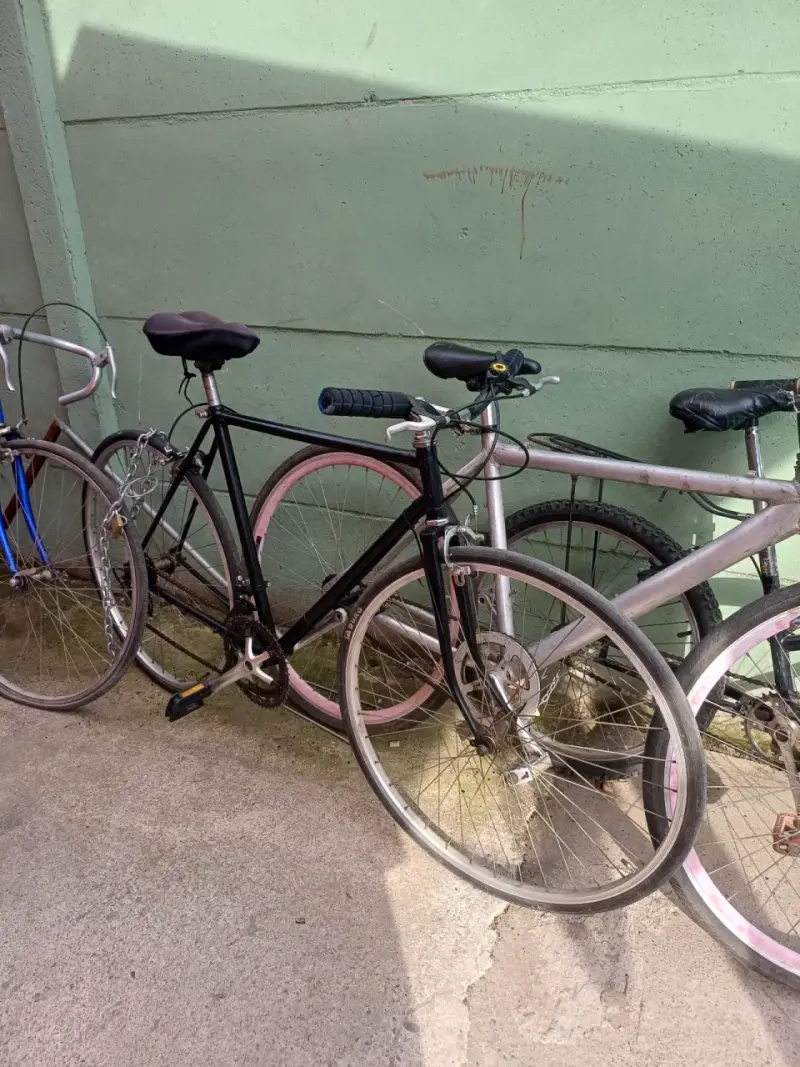 Bicicleta urbana negra - 1